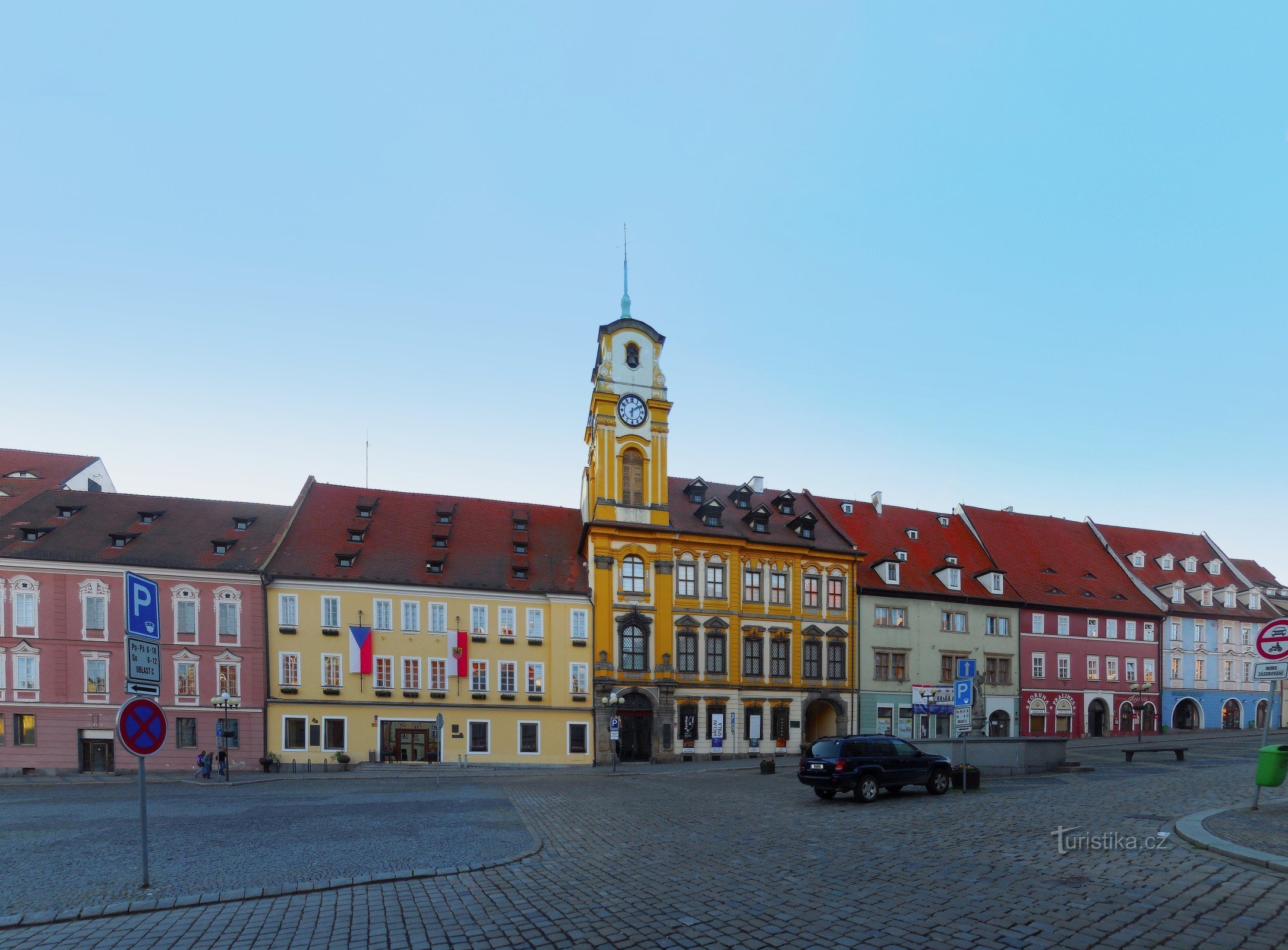 Uusi kaupungintalo, Krále Jiřího z Poděbrady -aukio, Cheb