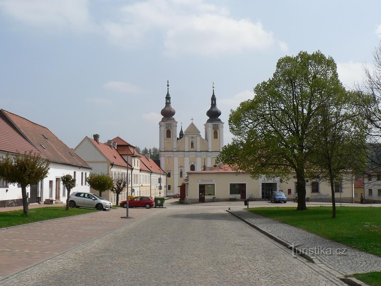 Novo kraljestvo, pogled na samostan s trga