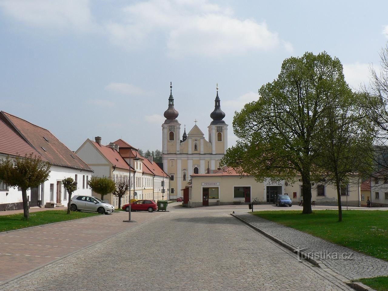 Új Királyság, kilátás a kolostorra a térről