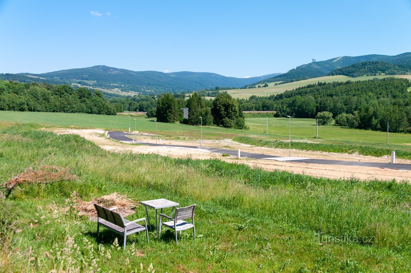 Die neue Straße führt bereits in Richtung der zukünftigen Gebäude