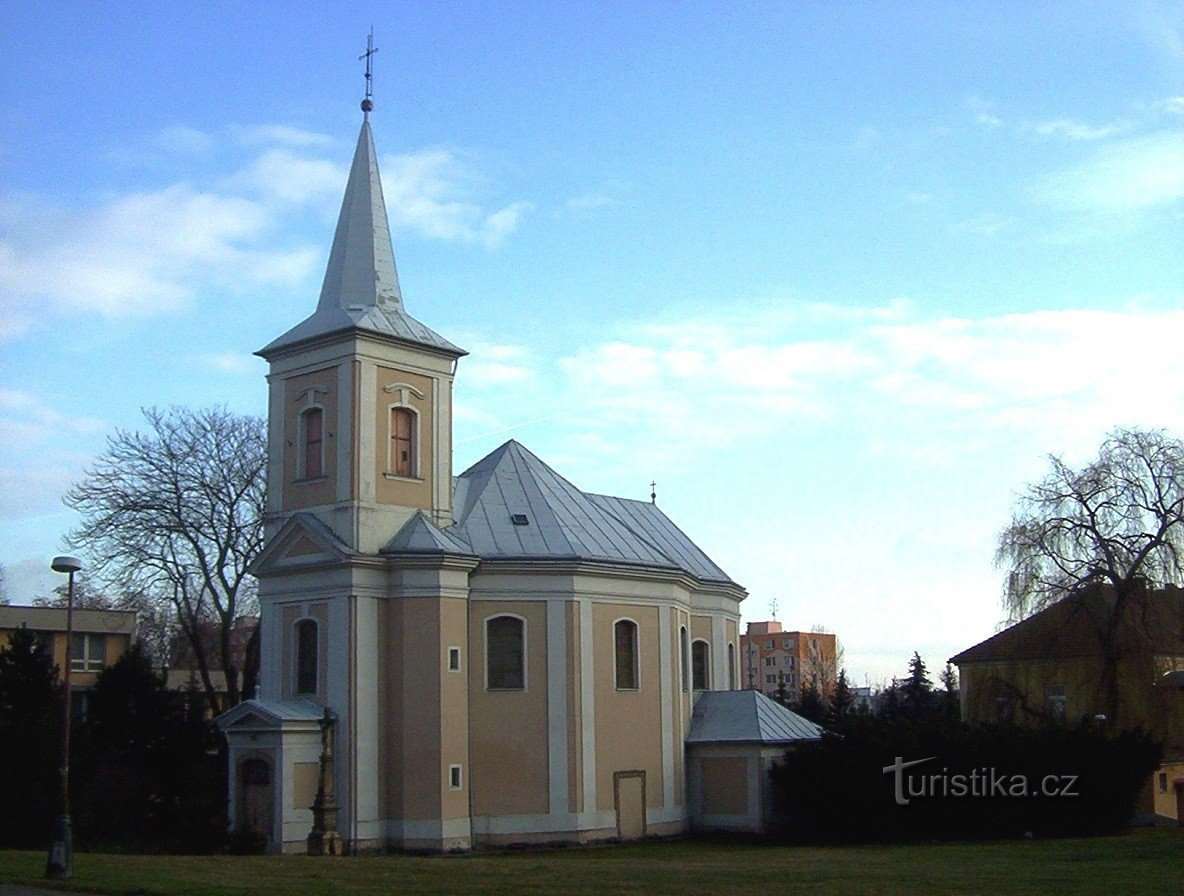 Nová Ulice - Kerk van Onze Lieve Vrouw van Hulp 1774-80 met een kruis voor de kerk - Foto: Ulrych Mir.