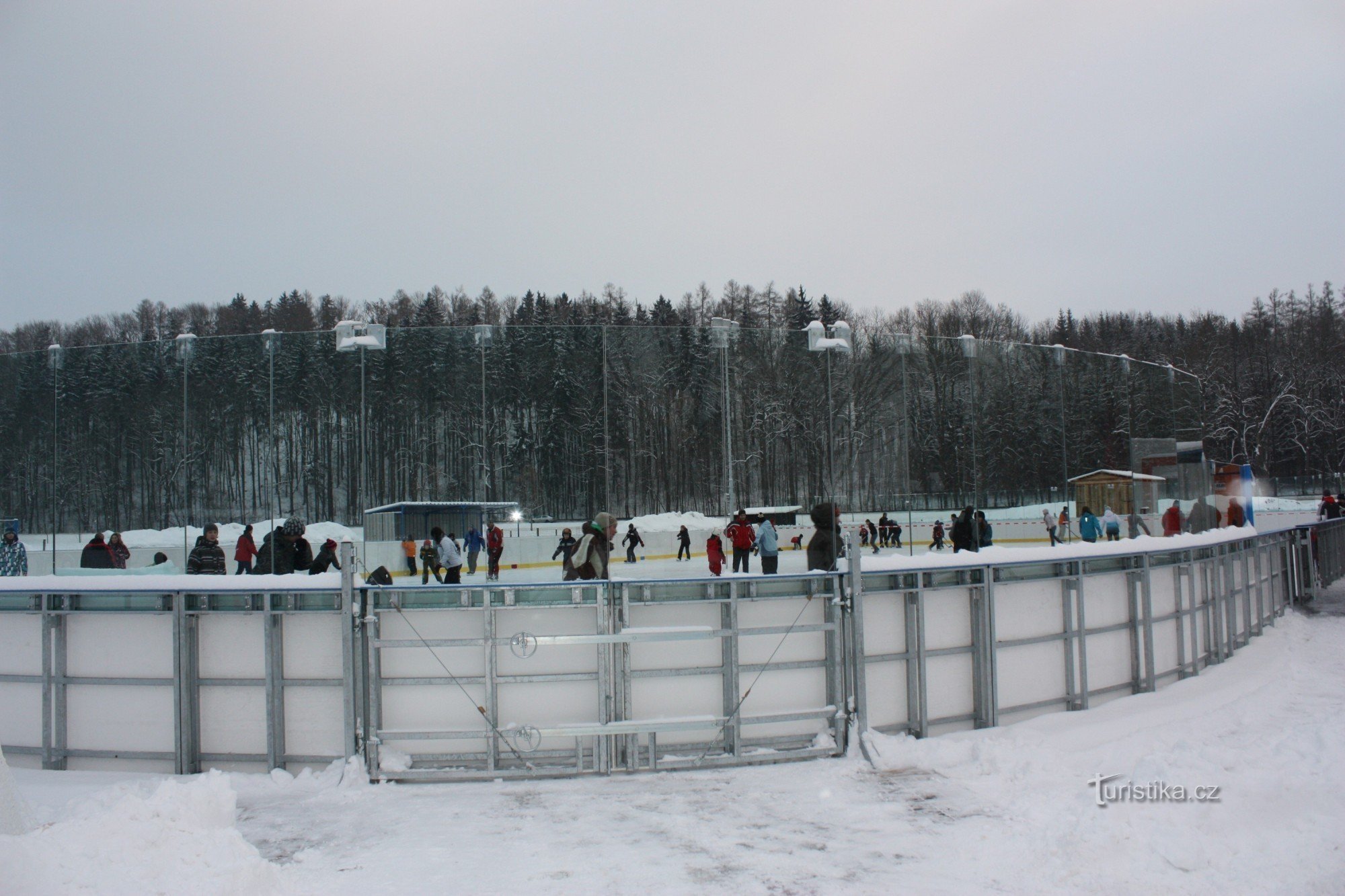 Nueva zona de hielo artificial Bajo Černý lesem en Žamberk