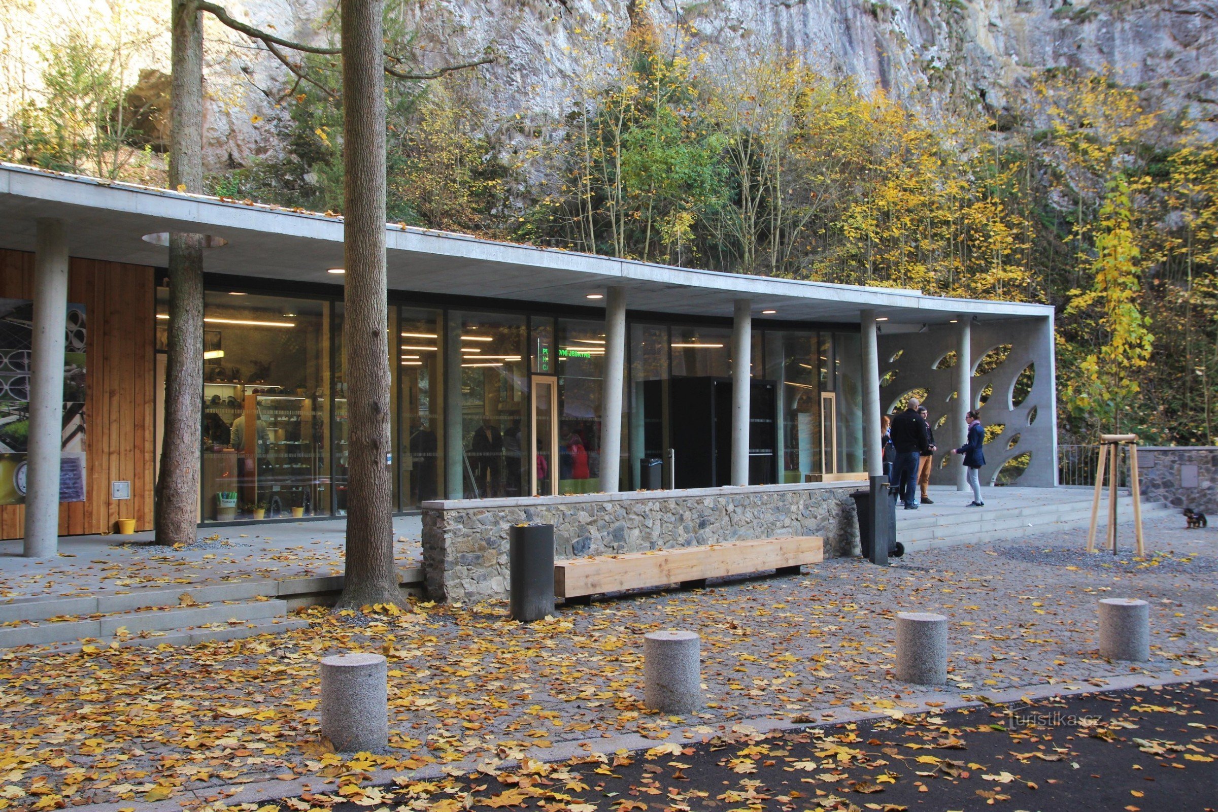 Nová vstupní budova jeskyní koncem října 2015