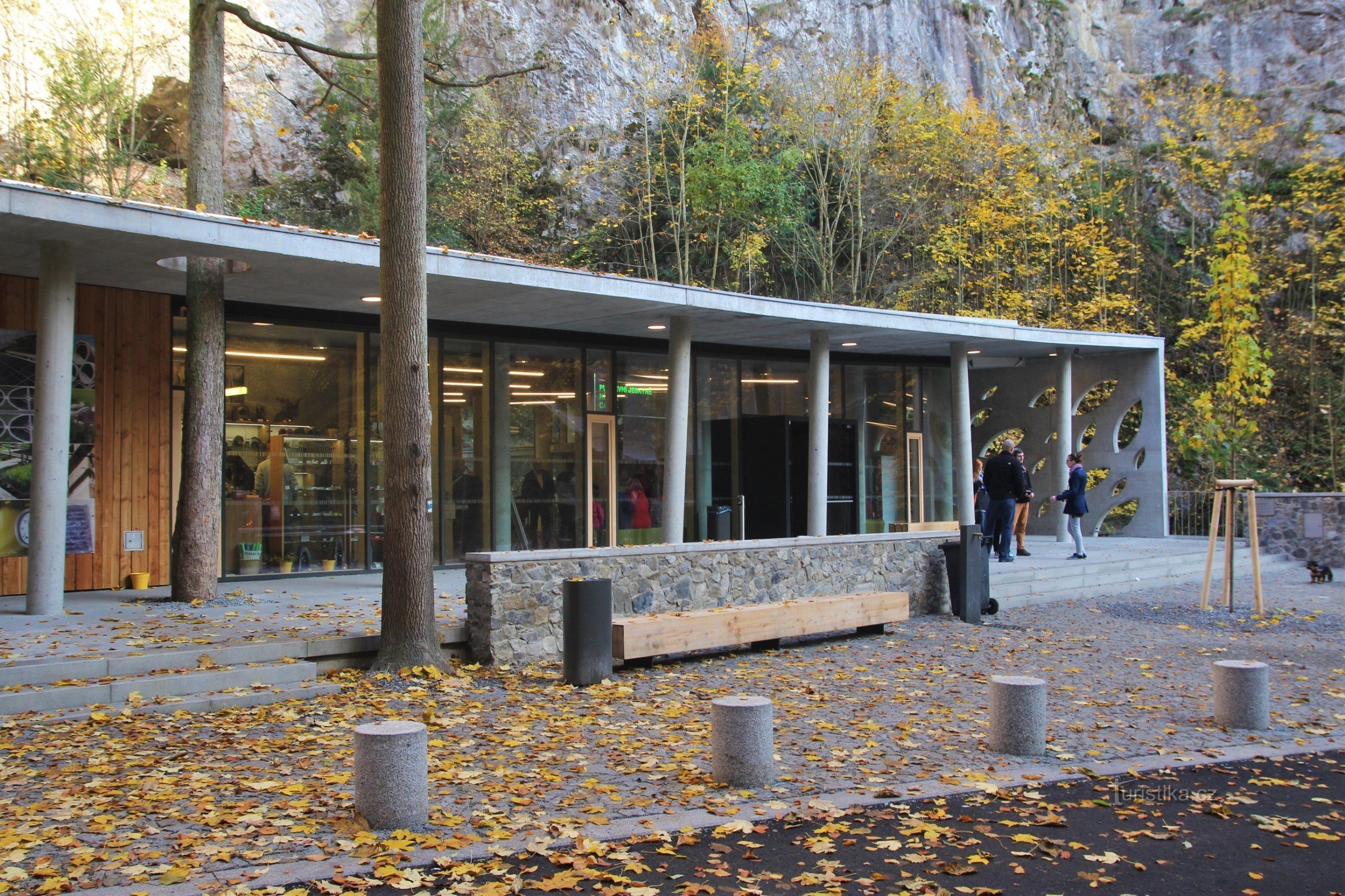 Nuevo edificio de entrada a la cueva a finales de octubre de 2015