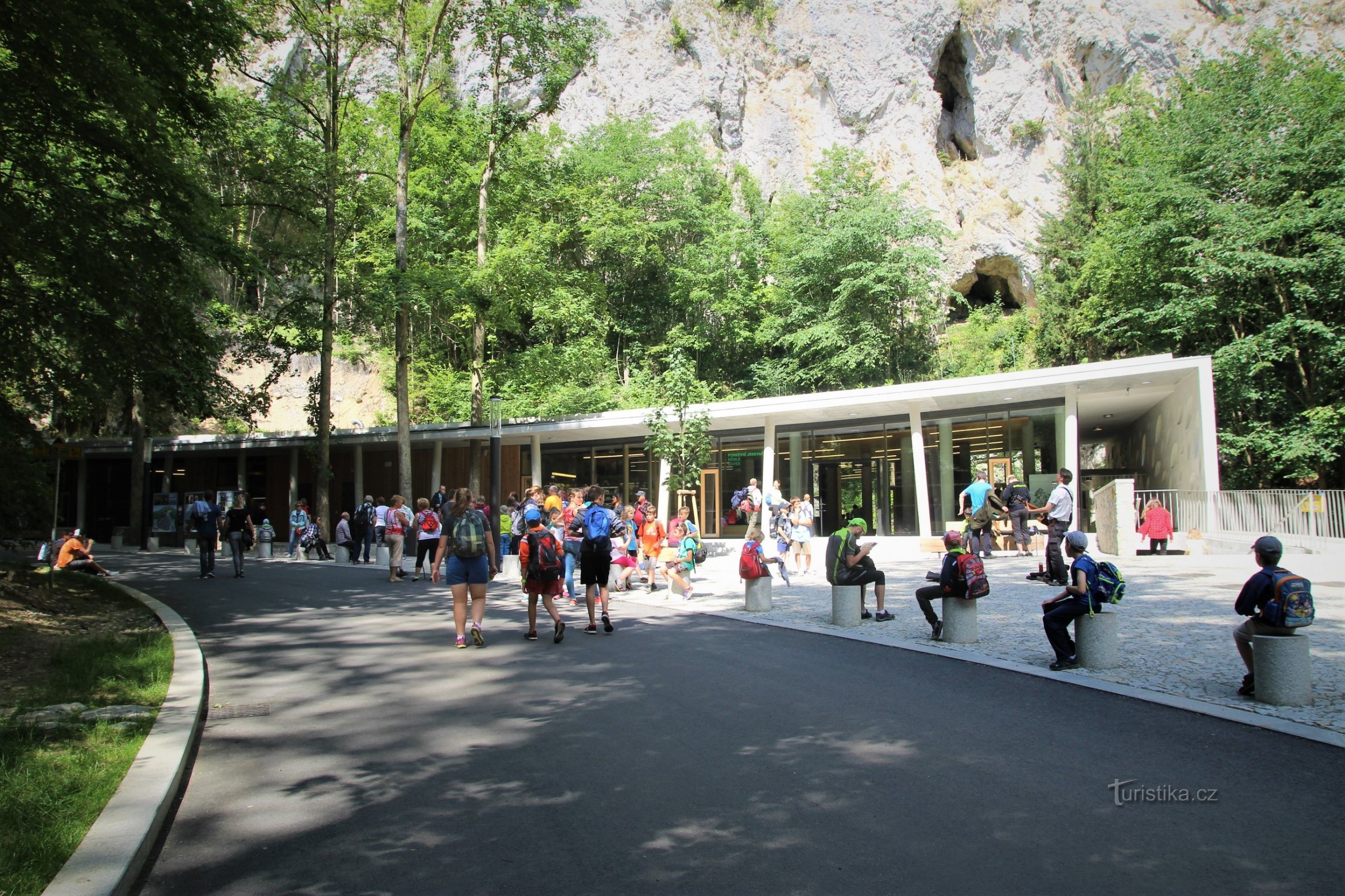 Neues Empfangsgebäude im Sommer 2016