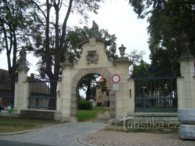 库特纳霍拉附近的 Nové Dvory - 前多米尼加修道院 - 入口大门 - 照片：Ulrych Mir。