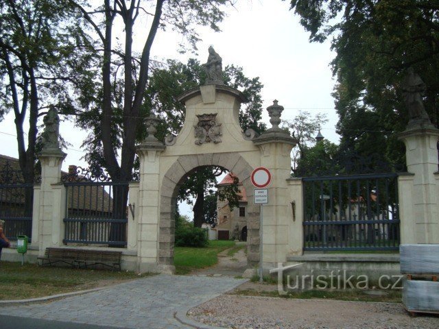 Nové Dvory près de Kutná Hora-ancien monastère dominicain-porte d'entrée-Photo : Ulrych Mir.