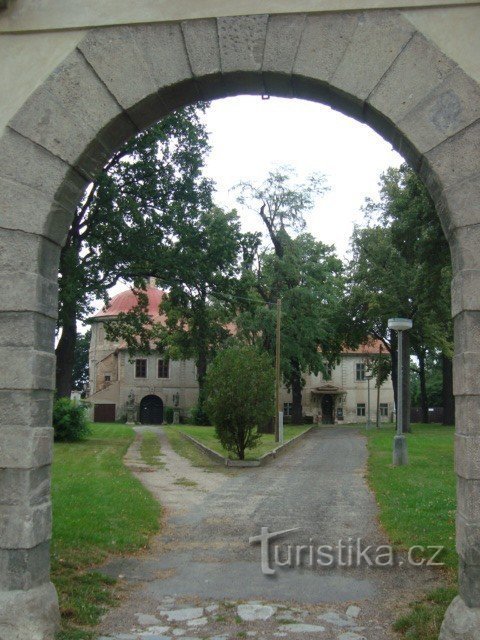 Нове Двори біля Кутної Гори - колишній домініканський монастир від воріт - Фото: Ulrych Mir.