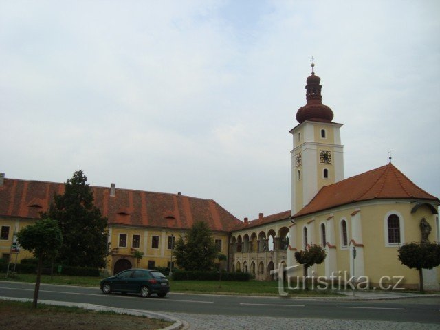 Nové Dvory near Kutná Hory-castle-arcade corridor and church of St. Martina-Photo: Ulrych Mir.