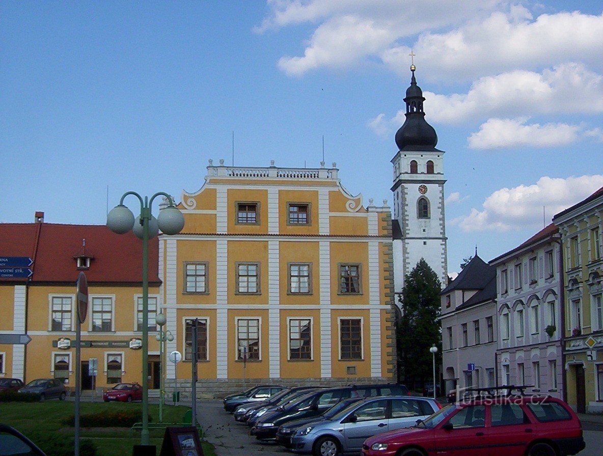 Nové Hrady - södra sidan av det tidigare residenset på östra sidan av torget med kyrkan -