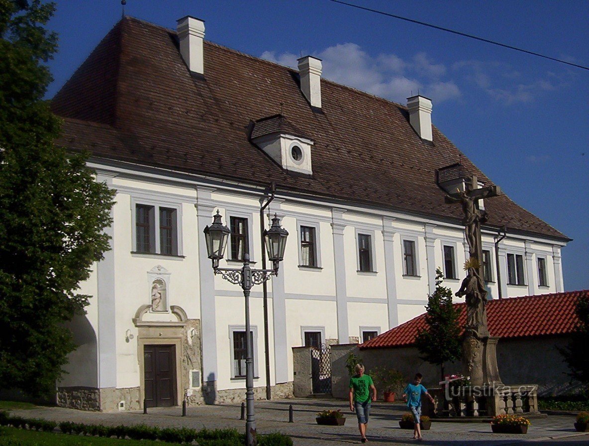 Nové Hrady - Mosteiro da Divina Misericórdia - fachada oeste com cruz de 1751 - Foto: