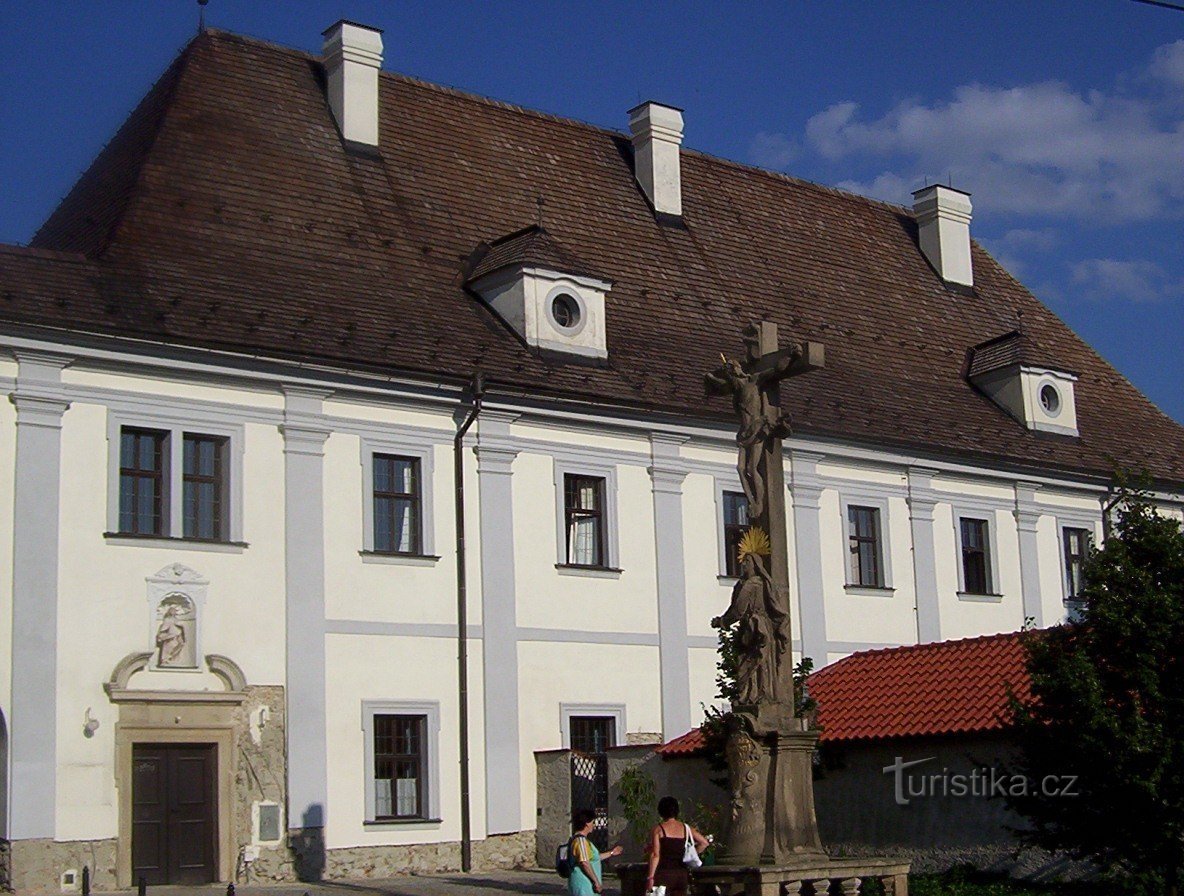 Nové Hrady - Samostan Božjeg milosrđa - zapadno pročelje s križem iz 1751. - Fotografija: