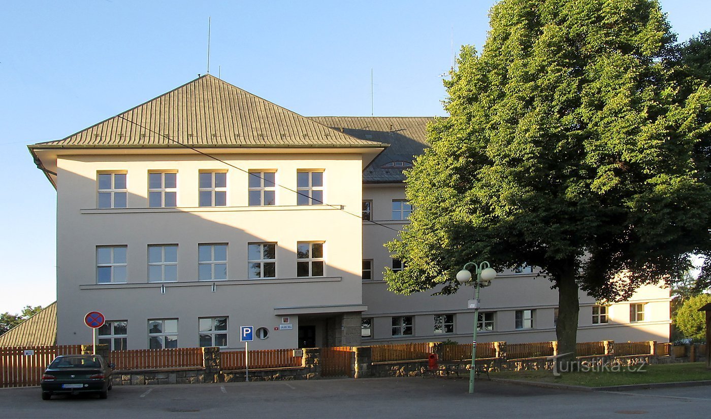 Nieuwe Hrady - Nieuwe school