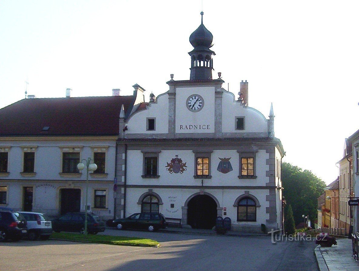 Nové Hrady - l'hôtel de ville du côté ouest de la place - Photo : Ulrych Mir.