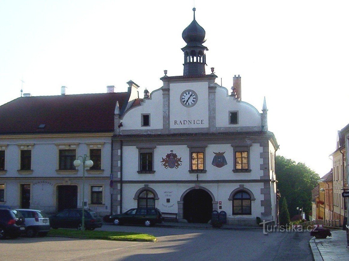 Nové Hrady - 广场西侧的市政厅 - 照片：Ulrych Mir。