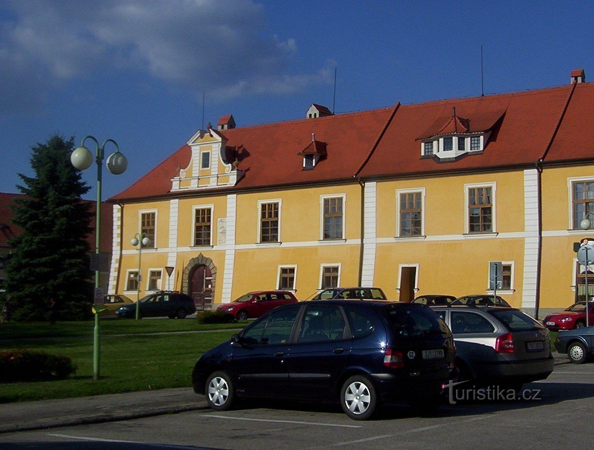 Nové Hrady - lado norte de la antigua residencia en el lado este de la plaza - Foto: Ulrych Mir.