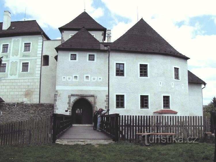 Novos Castelos, portão dos fundos