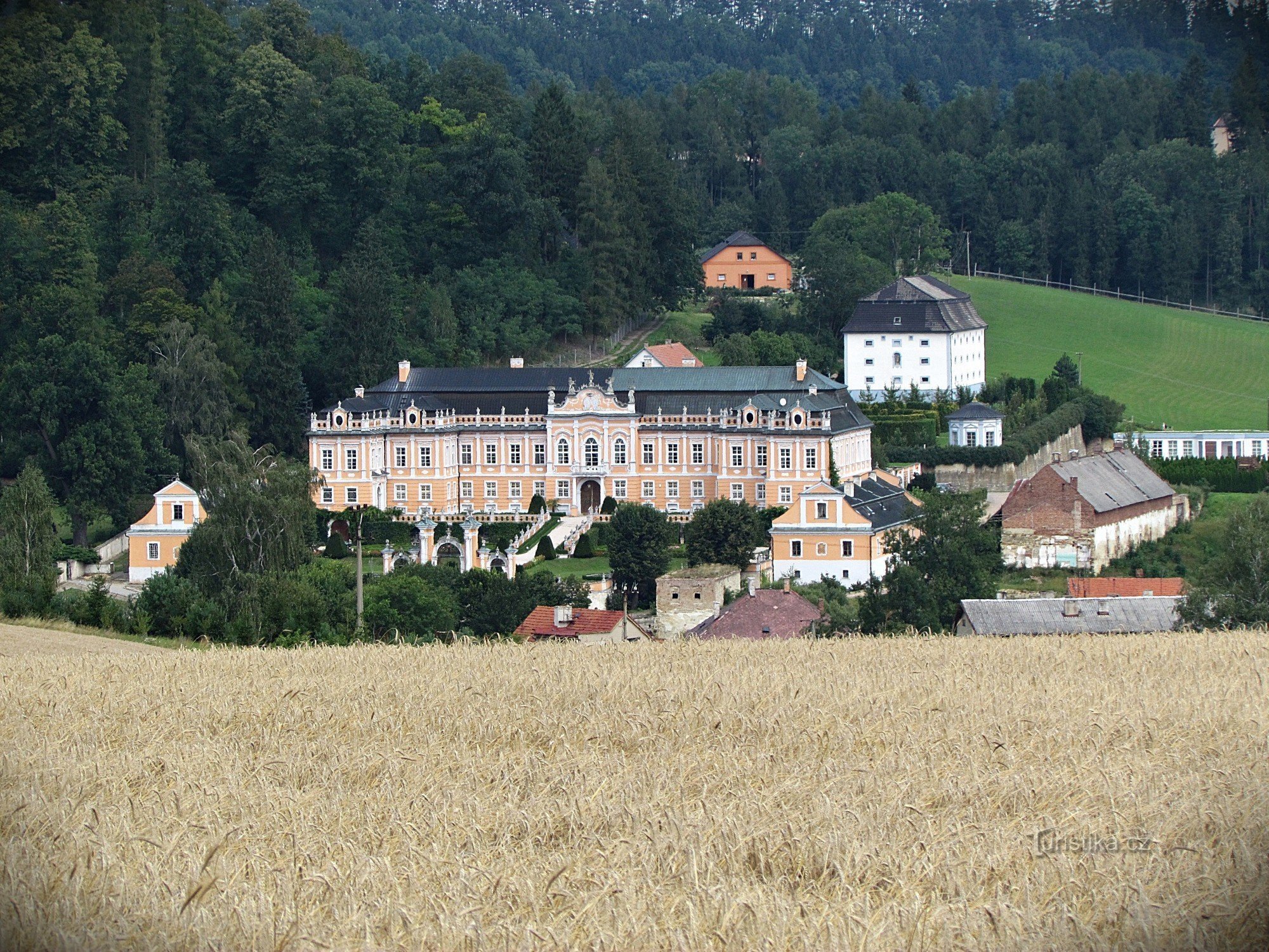 Nya slott på avstånd