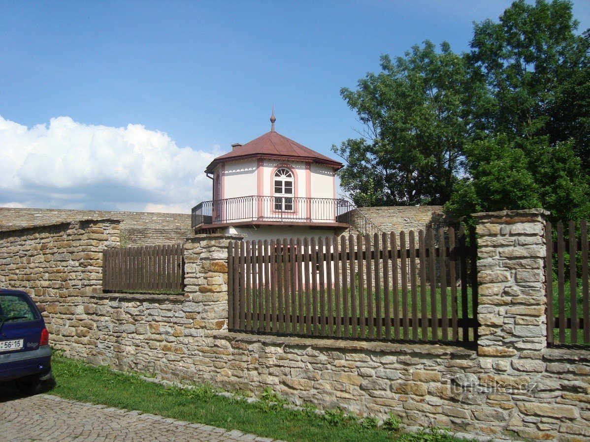 Nové Město nad Metují - Na Zádomí tuinhuisje in het zuidoostelijke deel van de muren - Foto: Ulrych Mir.