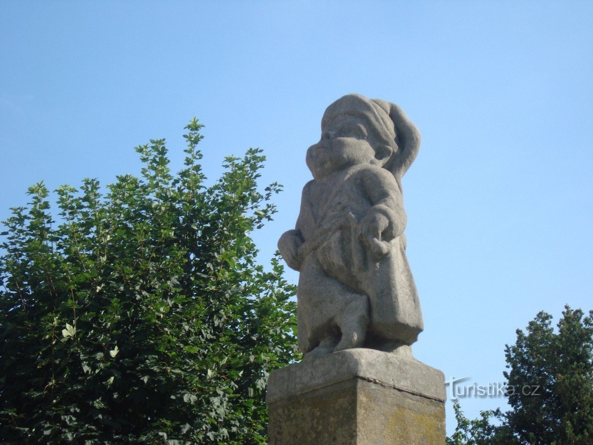 Nové Město nad Metují - Brauns Zwerg vor dem Schloss - Foto: Ulrych Mir.