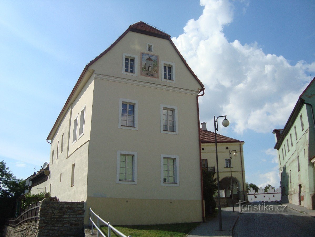 Nové Město nad Metují - väggar och ett hus vid den tidigare bergsporten, revs 1904 - Foto