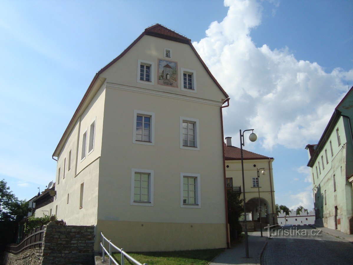 Nové Město nad Metují - murallas y una casa en la antigua Puerta de la Montaña, demolida en 1904 - Foto