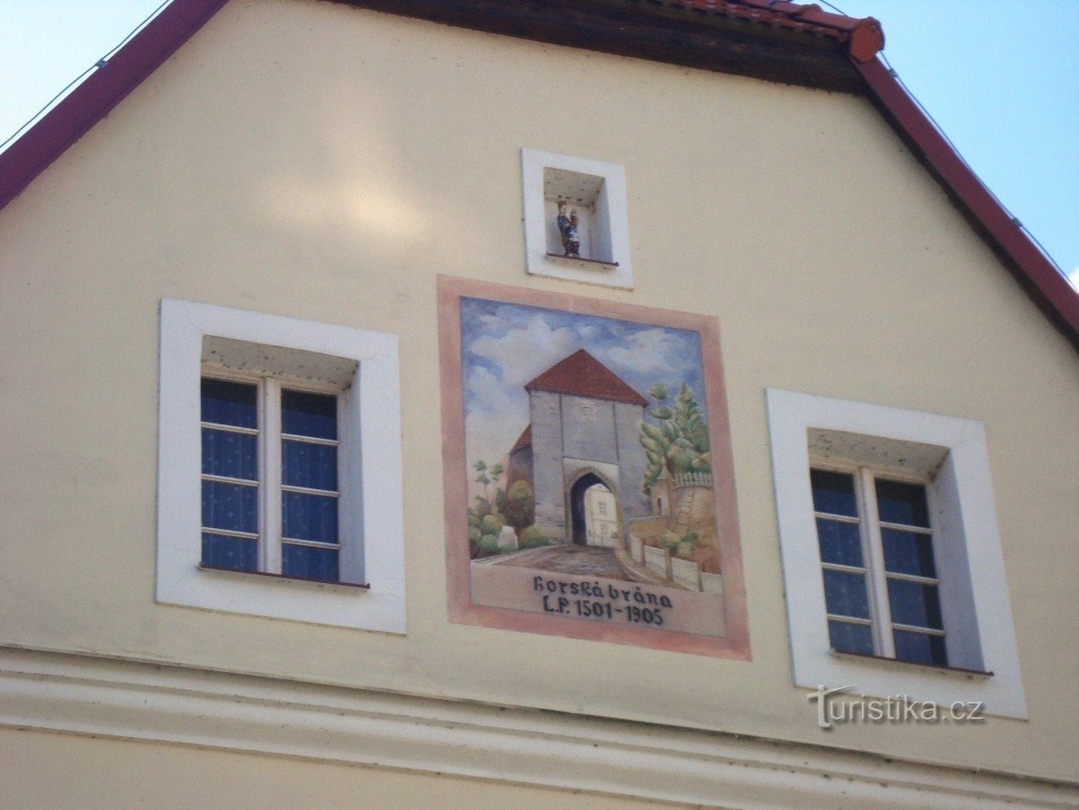 Nové Město nad Metují - falak és egy ház az egykori hegyi kapunál, 1904-ben lebontották - Fotó