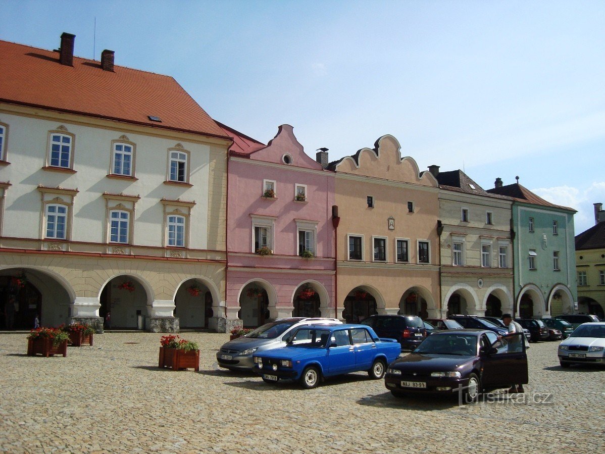 Nové Město nad Metují-Husovo nám.-Maisons Renaissance avec arcs-Photo: Ulrych Mir.