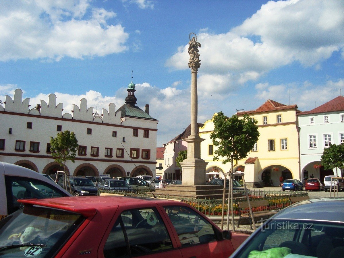 Nové Město nad Metují-Husovo nám. s barokním mariánským sloupem z r.1696-Foto:Ulrych Mir.