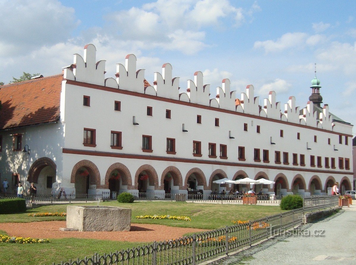 Nové Město nad Metují-Husovo nám。 有一个喷泉和一座带有拱廊的文艺复兴时期的房子，直到 18 世纪