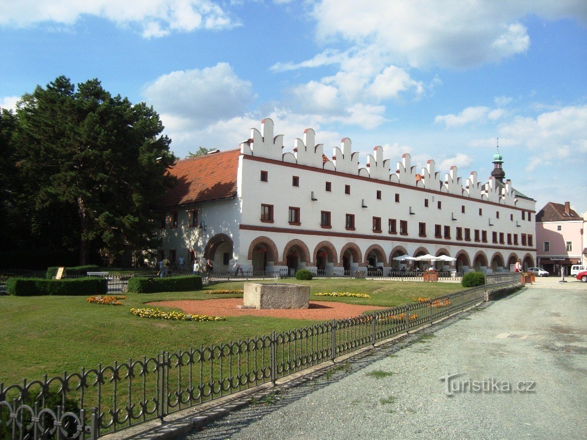 Nové Město nad Metují-Husovo nám. con fuente y casa renacentista con soportales, hasta el siglo XVIII