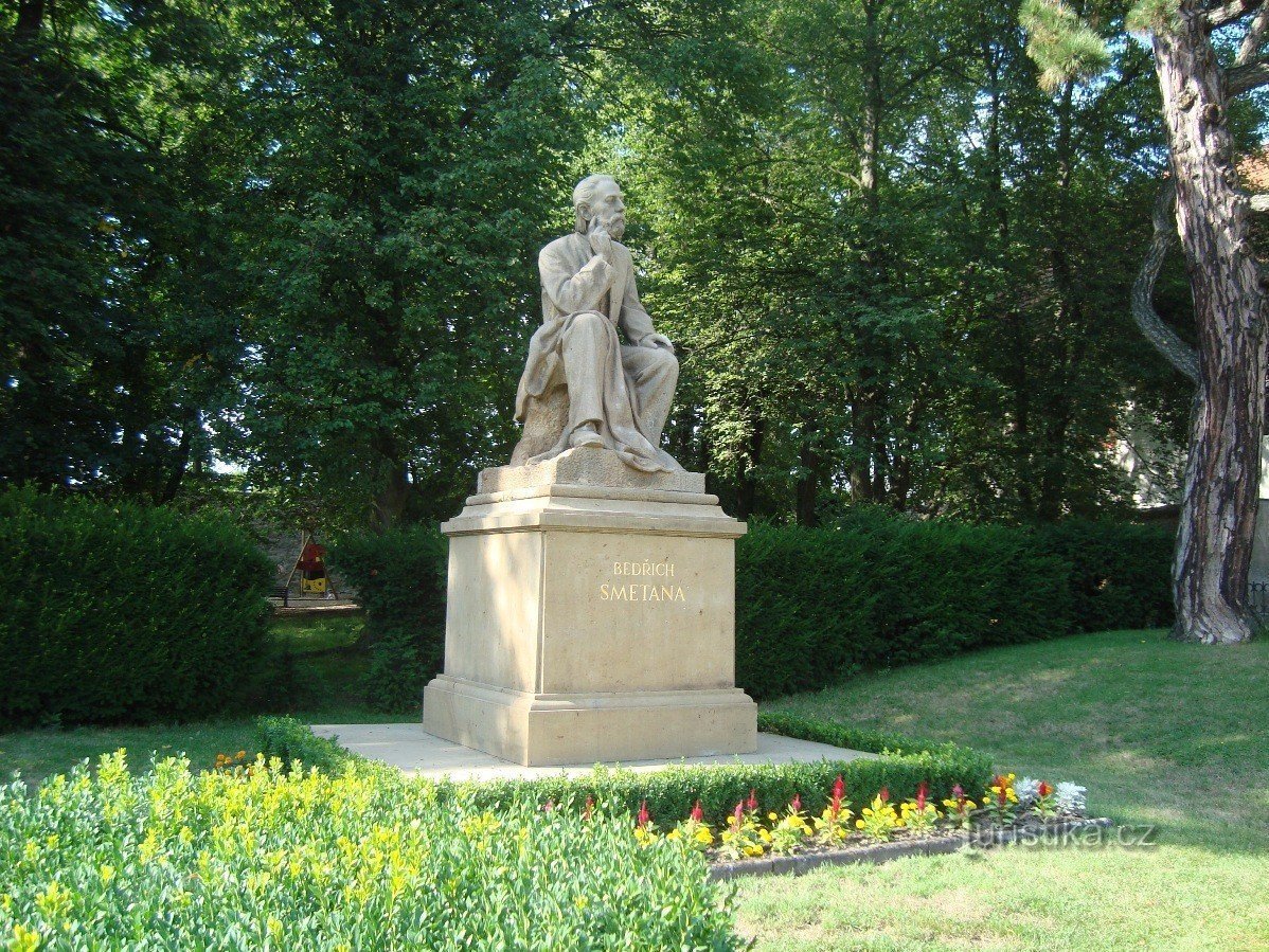 Nové Město nad Metují-Husovo nám.-estatua de B. Smetana de 1934 en el sitio de la antigua cervecería