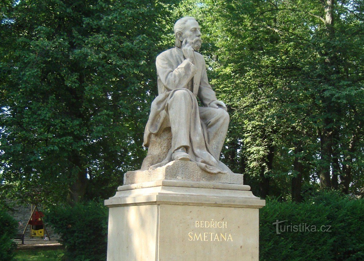 Nové Město nad Metují-Husovo nám. – Statue von B. Smetana aus dem Jahr 1934 an der Stelle der ehemaligen Bierhalle