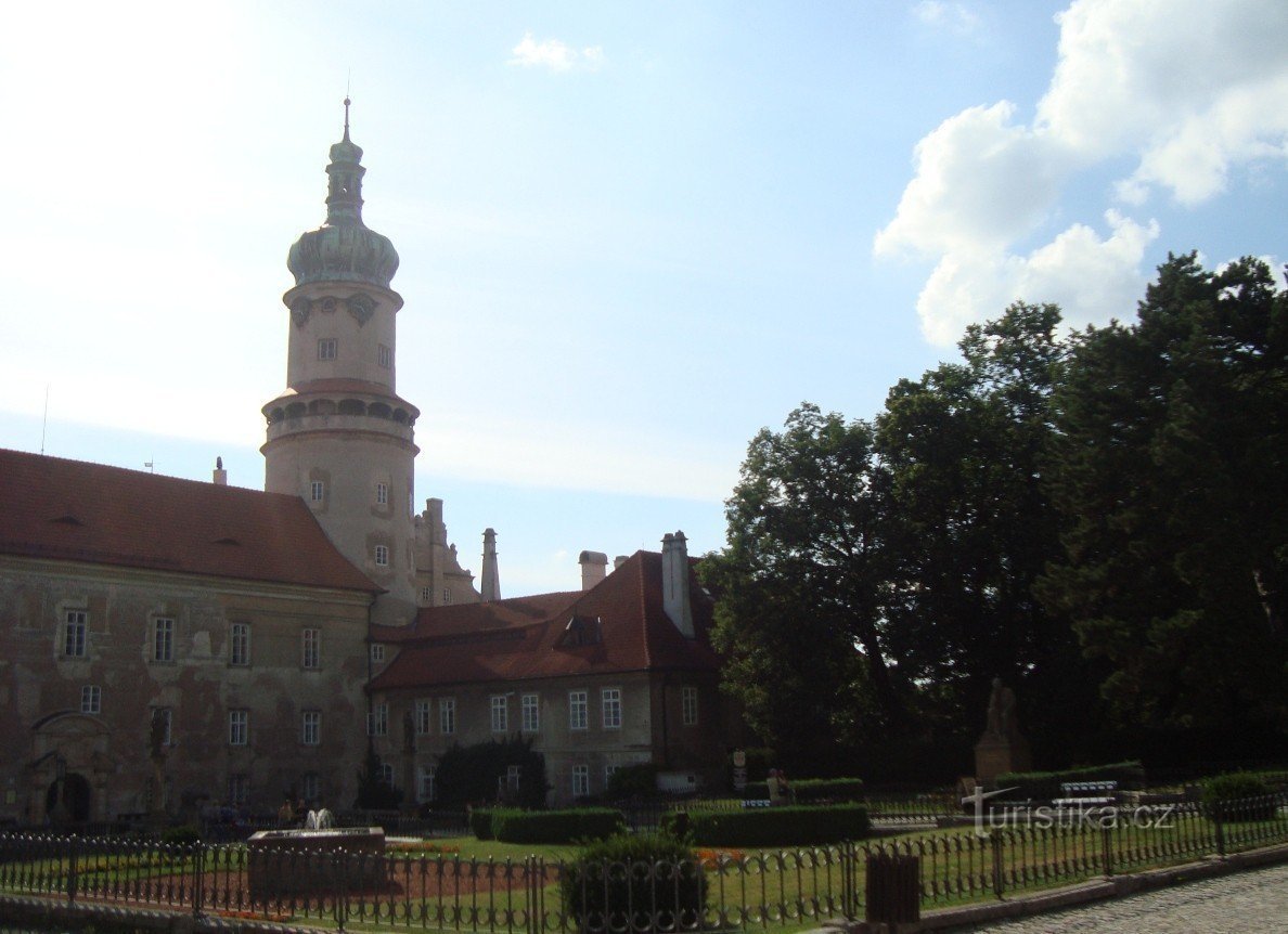 Nové Město nad Metují-Husovo nám.-château avec fontaine et statue de B. Smetana de 1934-Photo : Ulrych Mir.