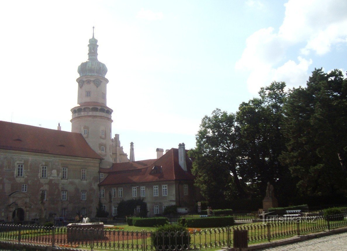 Nové Město nad Metují-Husovo nám.-castillo con torre Máselníc, fuente de la 2ª mitad. siglo 17