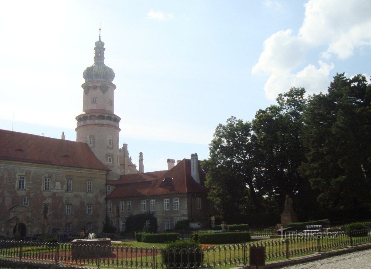Nové Město nad Metují-Husovo náměstí-kastély Máselníc toronnyal és szökőkúttal a 2. feléből. 17