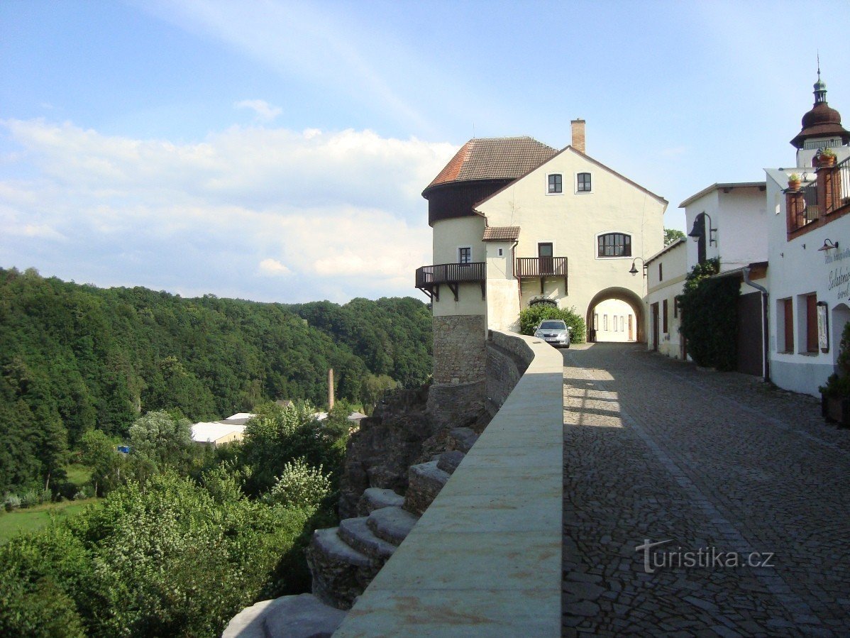 Nové Město nad Metují-墙壁东侧的Na Zádomí-照片：Ulrych Mir。