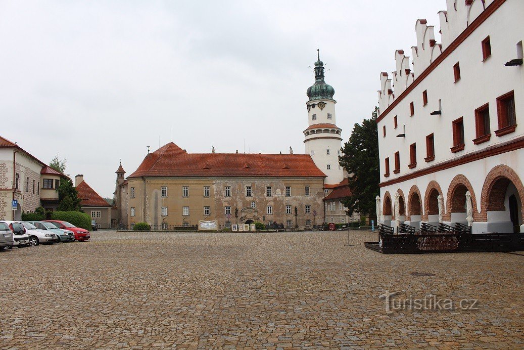 Nové Město nad Metují, vista del castillo desde la plaza