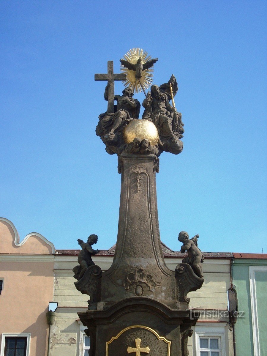 Nové Město nad Metují - zuil van de Heilige Drie-eenheid uit 1767 op Husov náměstí - Foto: