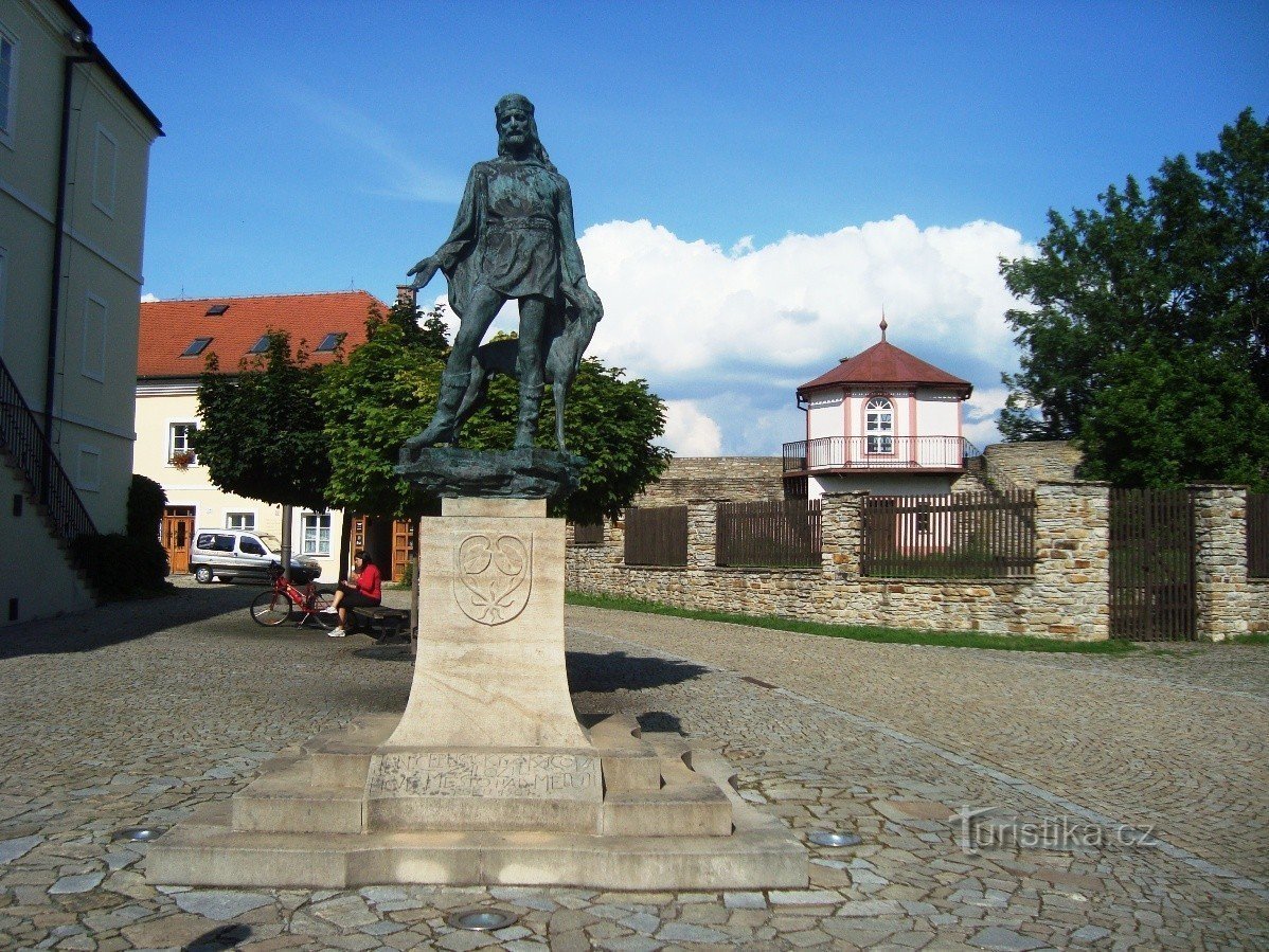 Nové Město nad Metují - statue of the founder of the city and the church N.Trojice-Jan Černčická