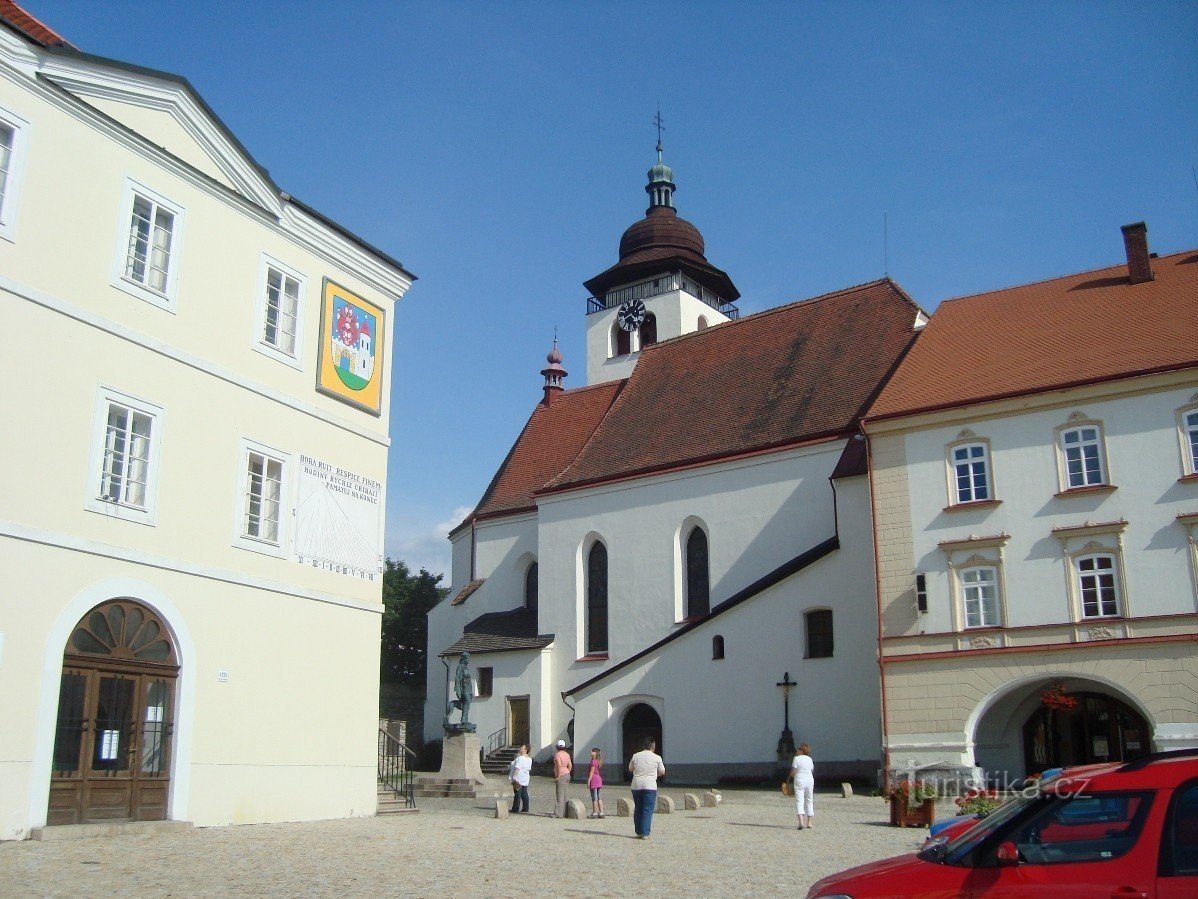 Nové Město nad Metují - estatua del fundador de la ciudad y la iglesia N.Trojice-Jan Černčická