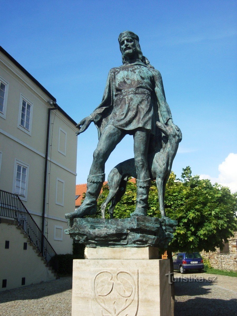 Nové Město nad Metují - tượng của người sáng lập thành phố và nhà thờ N.Trojice-Jan Černčická