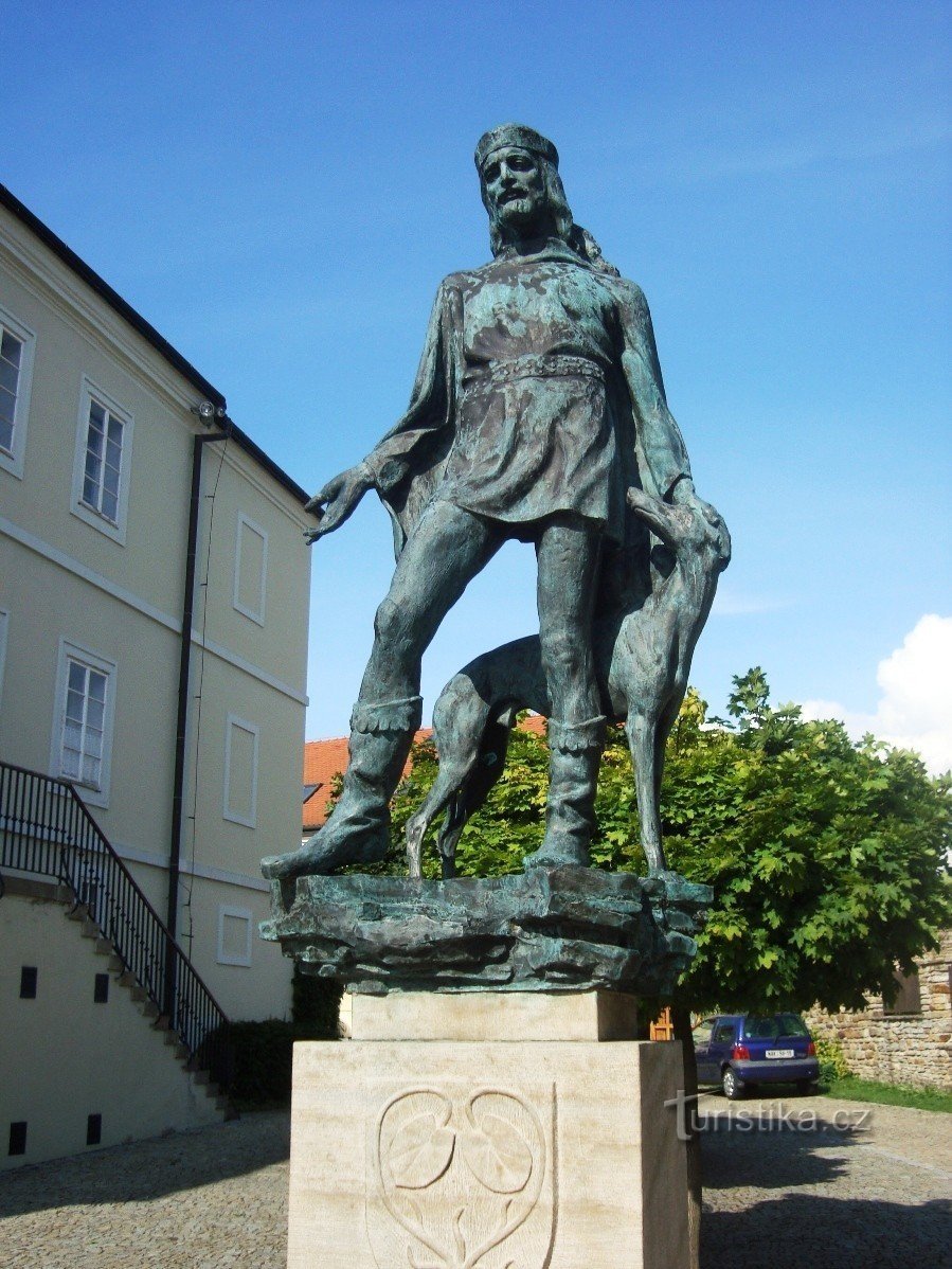 Nové Město nad Metují - estatua del fundador de la ciudad y la iglesia N.Trojice-Jan Černčická