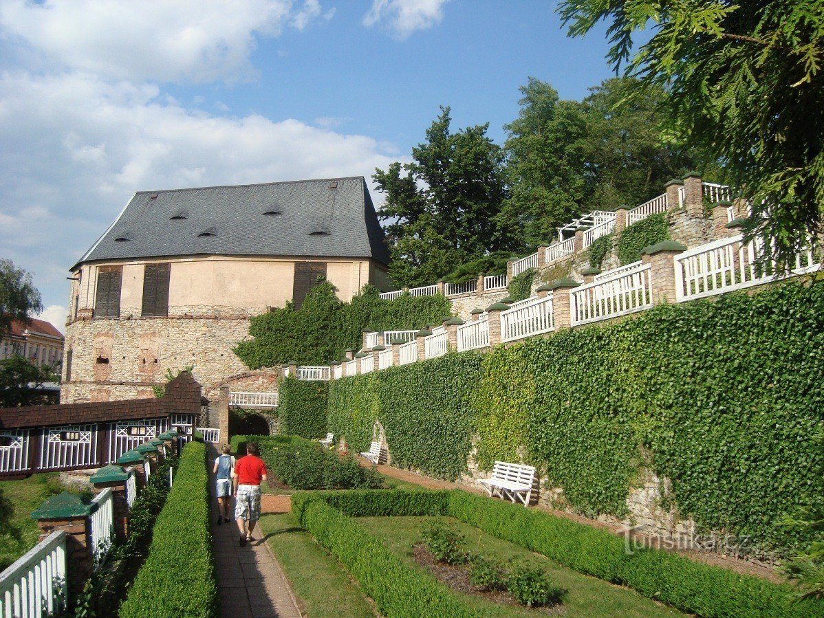 Nové Město nad Metují - et kornmagasin, en tidligere polygonal bastion og et terrasseret slotslegeområde