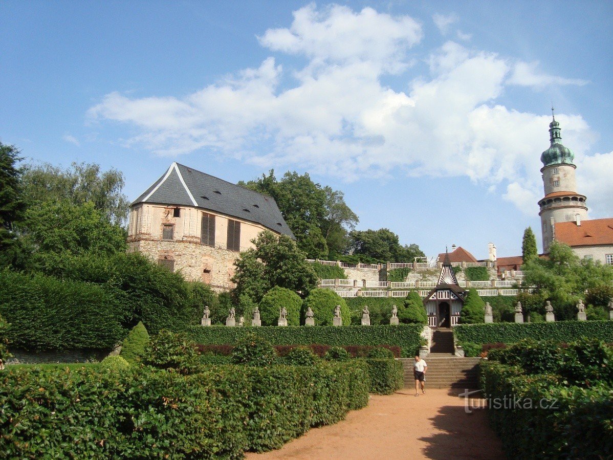 Nové Město nad Metují - ett spannmålsmagasin, en före detta polygonal bastion och en slottslekplats med terrasser