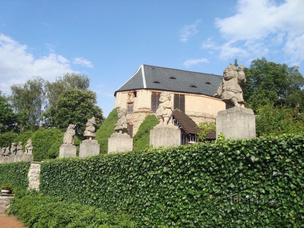 Nové Město nad Metují - un grenier, un ancien bastion polygonal et une aire de jeux du château en terrasse