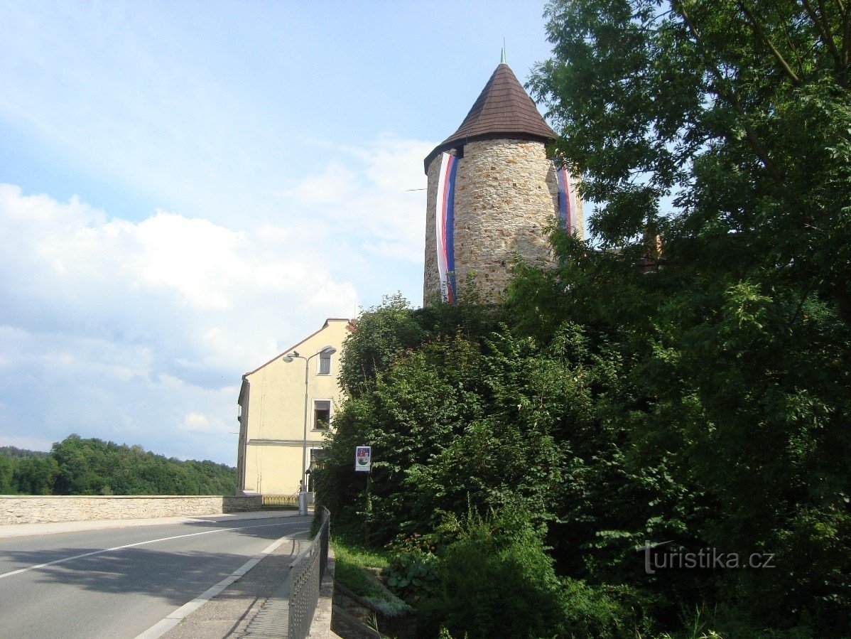Nové Město nad Metují-At Zázvorky - de kasteeltoren van Zázvorky uit 1501 nabij de voormalige Krajsk