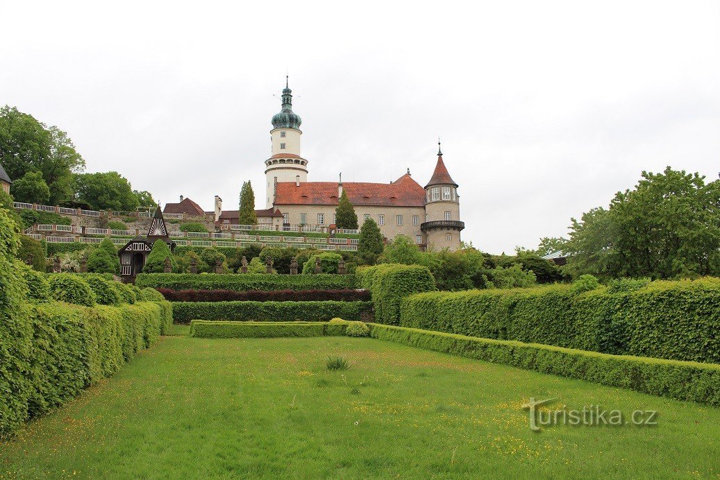 Nové Město nad Metují, castle garden and castle