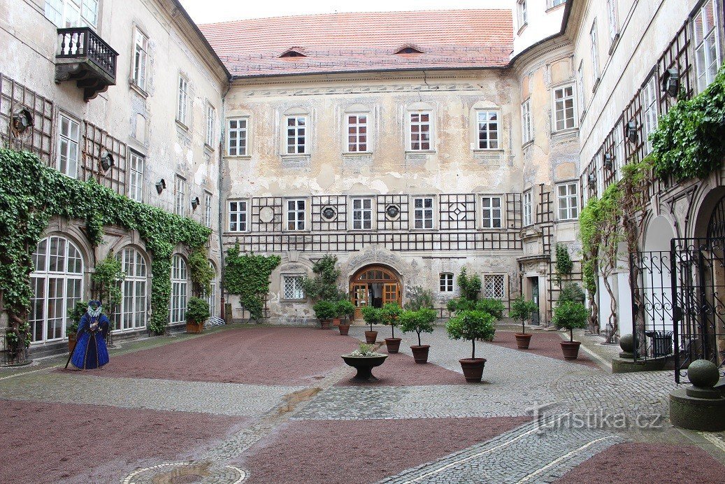 Nové Město nad Metují, dziedziniec zamkowy