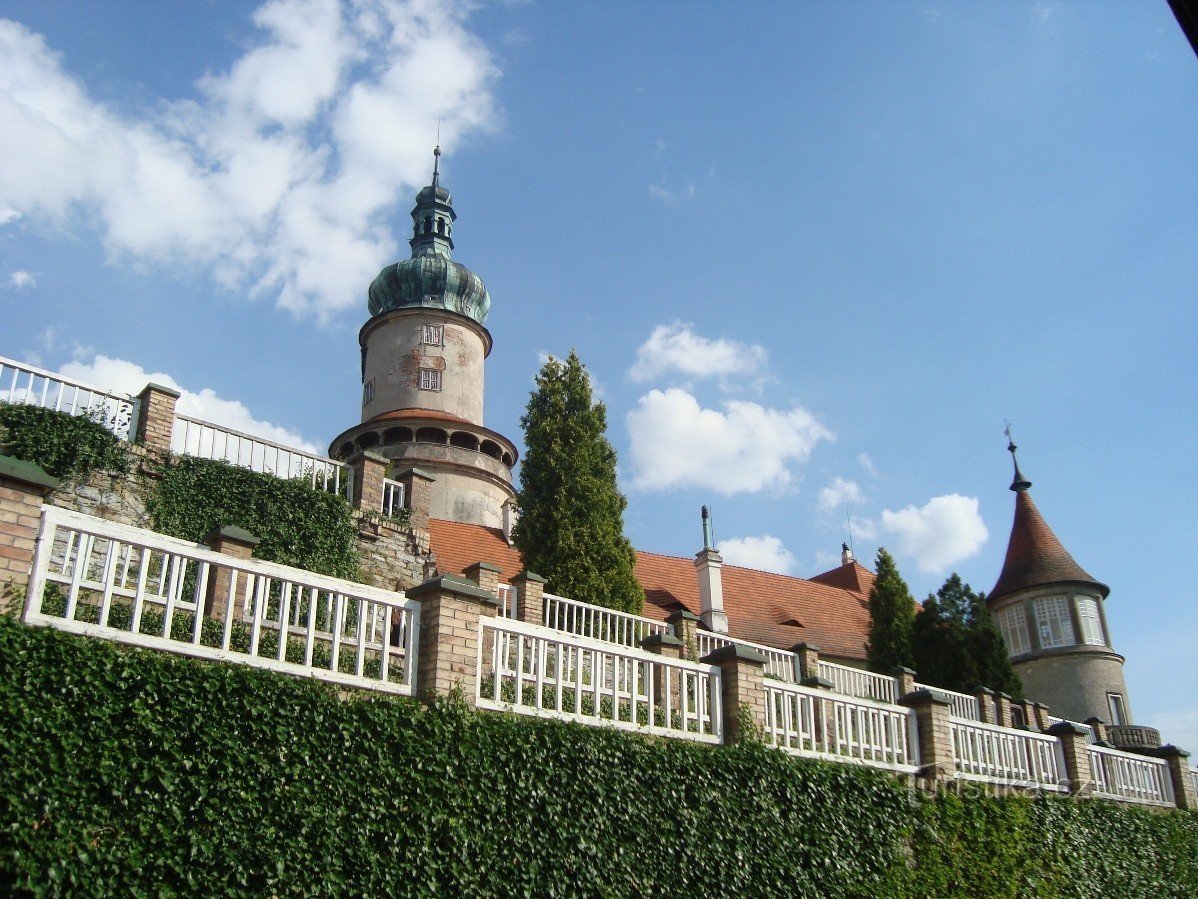 Nové Město nad Metují - 花园中的城堡和露台 - 照片：Ulrych Mir。